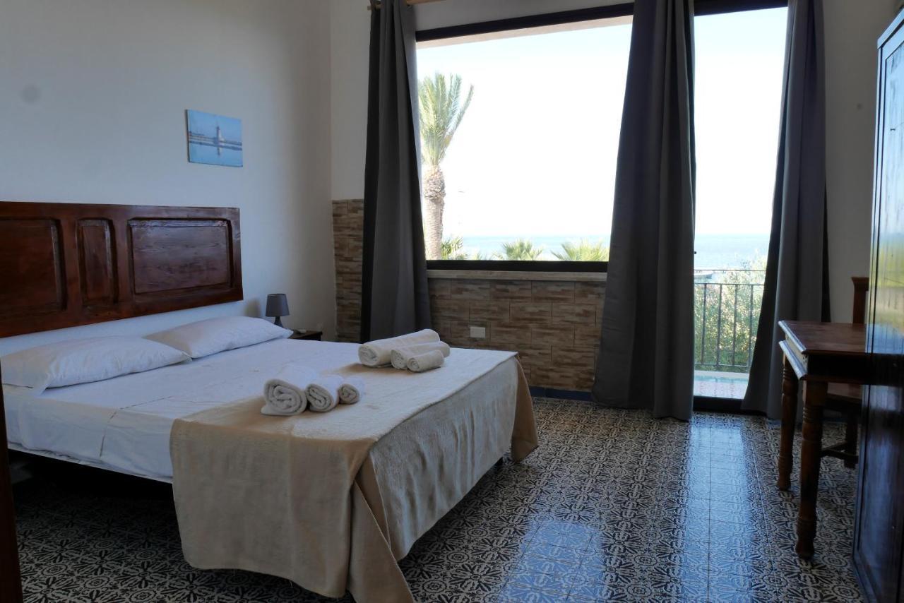 Camera Matrimoniale con Balcone e Vista Mare